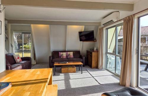 Lake Tekapo House | Cozy Lake Tekapo Stay with Mountain Views