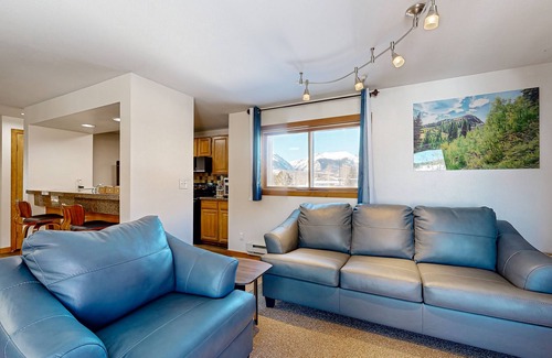 Dillon Condo | Cozy Lakeside Condo with Hot Tub, Pool, Stunning Views & Ski Resort Access