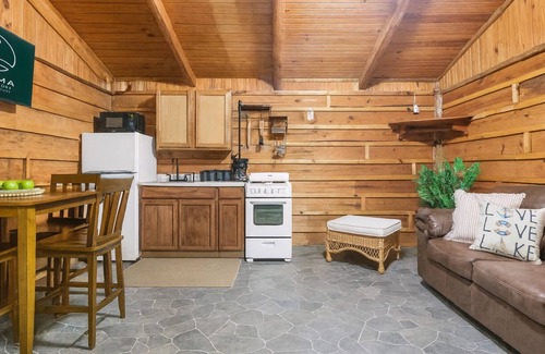 Madill Hotel | Cozy Lakeside Suite- 2BR hotel room by the lake- Texoma Shores Resort