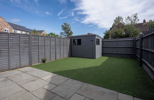 Gloucester House | Cozy Large 3 Bed Contractor Home with Free Parking and EV Charging