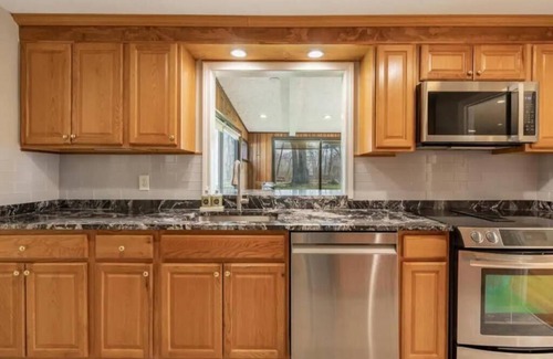 Lexington House | Cozy Lexington MA Home, Spacious, Backyard, Pet & Child Friendly, Free Parking