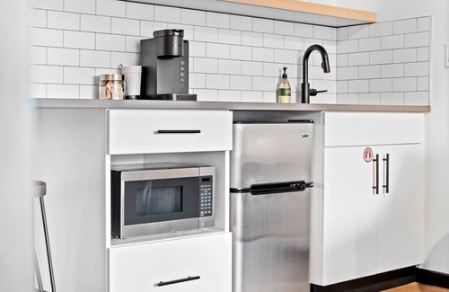 West Central Apartment | Cozy loft in Kendall Yards Suite-4