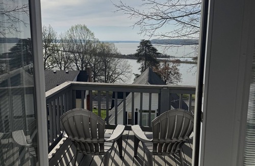 Kuttawa Apartment | Cozy loft within walking distance of Hu’Bs. Beautiful lake view!
