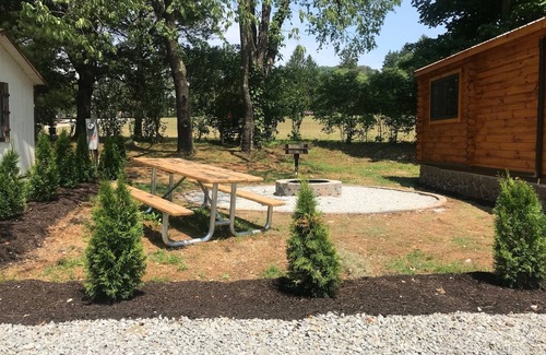White Cabin | Cozy Log Cabin #7. Minutes from Seven Springs and Hidden Valley!