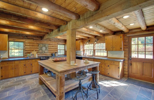 Ruckersville Cabin | Cozy Log Cabin Getaway w/Fire Pit + 3 Acres!