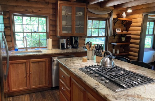 Murphy Cabin | Cozy Log Cabin in the Applegate Valley