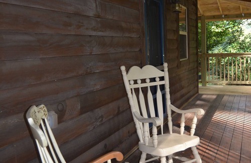 Bryson City Cabin | Cozy log cabin near Nantahala rafting, Fontana Lake, Cherokee, Tail of Dragon