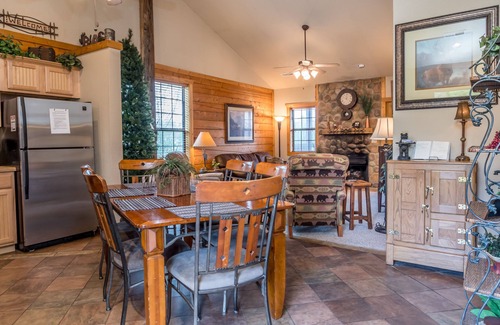 Branson Theater District Cabin | Cozy Log Cabin1 Level - Great for Summer Families - 2 Masters ALL TAXES PAID!