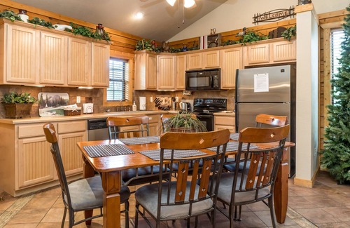 Branson Theater District Cabin | Cozy Log Cabin1 Level - Great for Summer Families - 2 Masters ALL TAXES PAID!