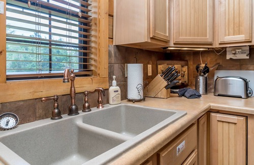 Branson Theater District Cabin | Cozy Log Cabin1 Level - Great for Summer Families - 2 Masters ALL TAXES PAID!