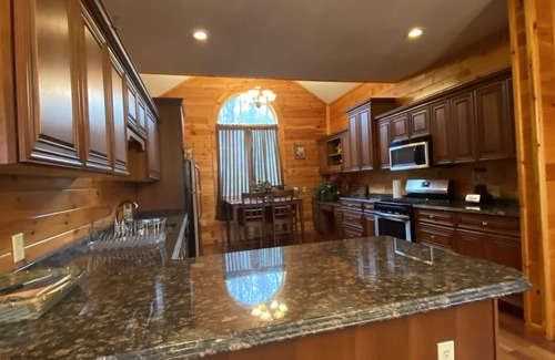 McHenry House | Cozy Log Home Sleeps 10