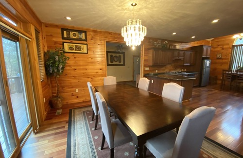 McHenry House | Cozy Log Home Sleeps 10