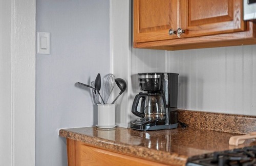 Natrona Heights Apartment | Cozy&Modern 2 Bdr Apt Natrona