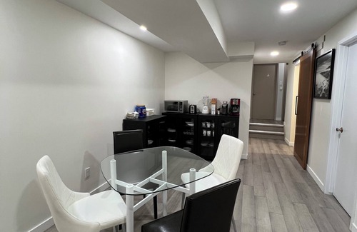 Kingsland House | Cozy & Modern 3BR Lower Unit I Private Entrance, Laundry, Fridge Microwave