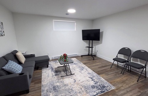 Riverview House | Cozy Modern Basement Suite in Riverview