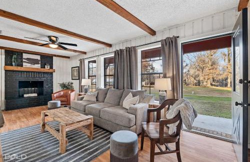 Uncertain House | Cozy Modern Cabin Wrv Site, Kayaks & Canoes