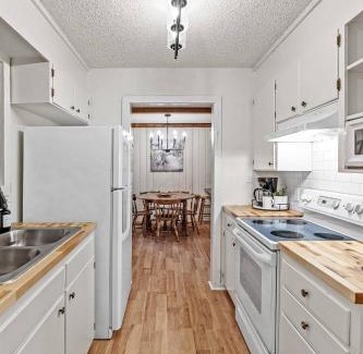 Uncertain House | Cozy Modern Cabin Wrv Site, Kayaks & Canoes