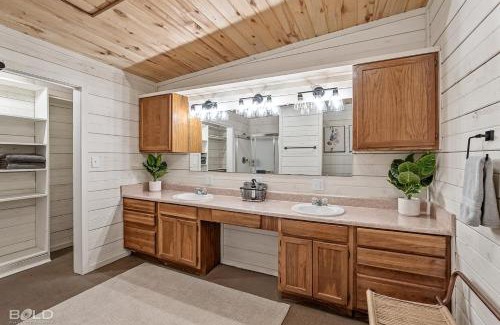 Uncertain House | Cozy Modern Cabin Wrv Site, Kayaks & Canoes