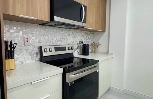 Saint Andrew Apartment | Cozy, modern, chic 1-bedroom apartment with AC, rooftop pool and gym in Kingston