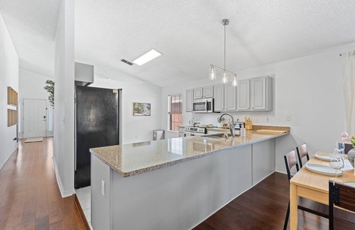 Westside House | Cozy Modern Family Home w/Firepit + Pool Access