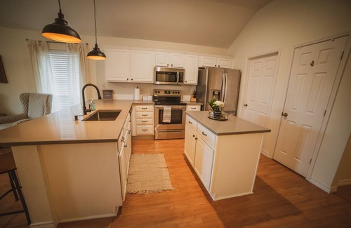 Waxahachie House | Cozy Modern Farmhouse with Pool & Hot Tub, 4BDs in Waxahachie