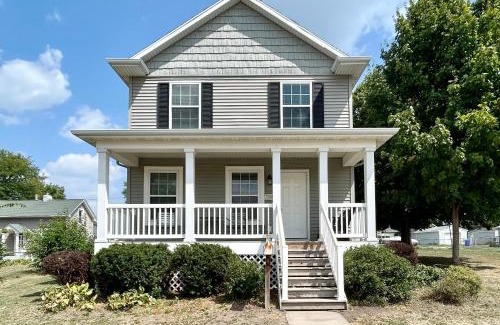 Cedar Rapids House | Cozy Modern Newbo Area Home