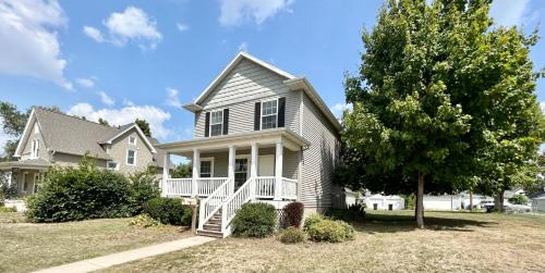 Cedar Rapids House | Cozy Modern Newbo Area Home