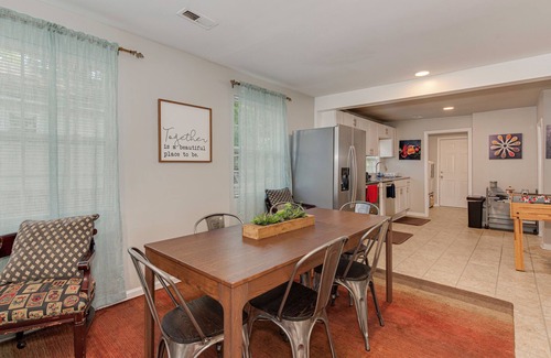 Enderly Park House | Cozy Modern Retreat Centrally Located Free Parking