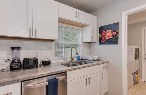 Enderly Park House | Cozy Modern Retreat Centrally Located Free Parking