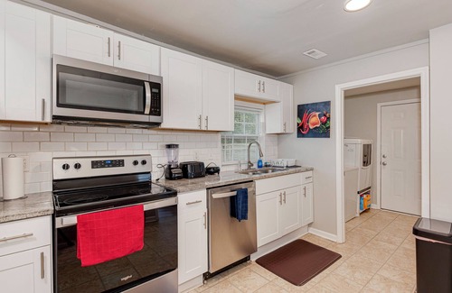 Enderly Park House | Cozy Modern Retreat Centrally Located Free Parking