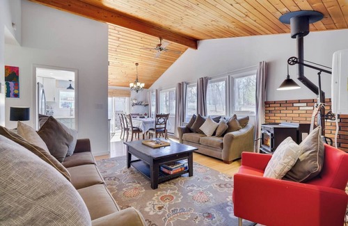 East Stroudsburg House | Cozy Mountain Cabin- Near Lake & Pet-Friendly