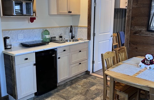 Courtenay Ski Chalet | Cozy MW Alpine Village 1br. Close to the alpine lodge and hikes in the meadows!