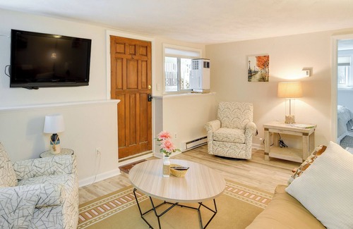 Top of the Hill Apartment | Cozy Newport Apt: Steps to Downtown & Waterfront!