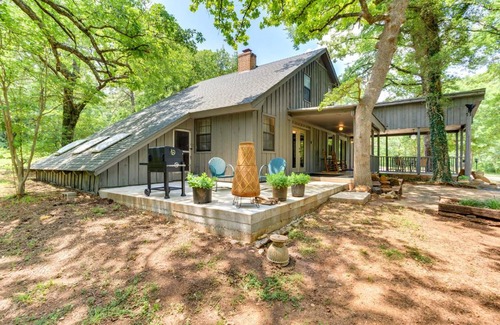 Davis House | Cozy Oklahoma Retreat with Patio, Fire Pit and Grill!
