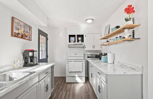 Council Bluffs House | Cozy Omaha/CB home near zoo, CWS, & downtown. Pets OK! Perfect getaway.