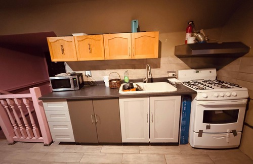 Strathcona House | Cozy On Downtown Hamilton