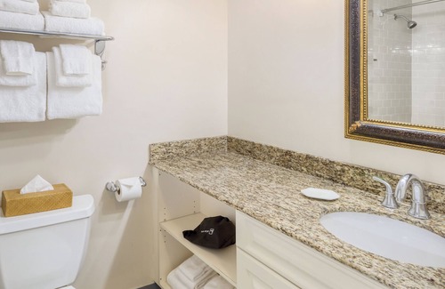 Jamestown Resort | Cozy One Bedroom Deluxe Suite Off Narragansett Bay w/Resort Pool & Free WiFi