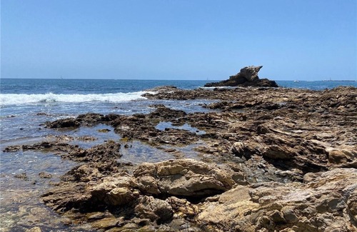 Corona del Mar Apartment | Cozy Penthouse , Private Beach access, Pool walk to Shops