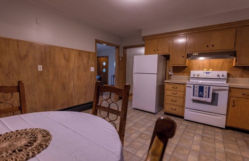 Foster House | Cozy pet friendly 3-bedroom house in charming Foster with fast WiFi, full ktch