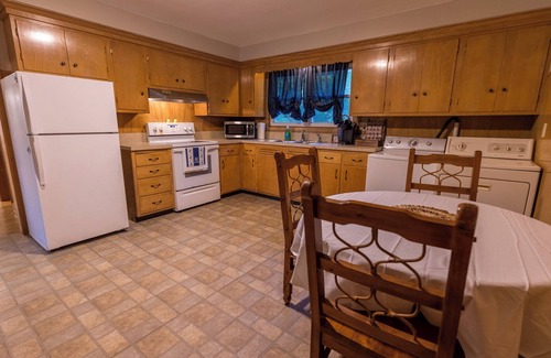 Foster House | Cozy pet friendly 3-bedroom house in charming Foster with fast WiFi, full ktch