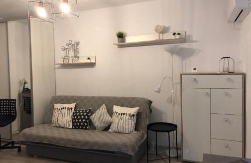 Pitesti Apartment | Cozy Place 47-Self check in & out-HBO MAX
