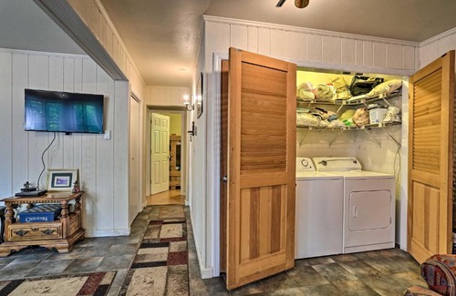 Pocono Lake House | Cozy Pocono Lake Cabin 1 Mile from Arrowhead Lake