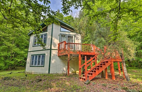 Pocono Lake House | Cozy Pocono Lake Cabin 1 Mile from Arrowhead Lake