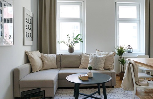 Hernals Apartment | Cozy polka-dots apartment for groups - 4-room suite with balcony