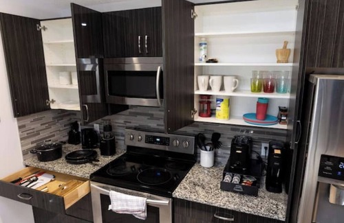 Southwest Edmonton Apartment | Cozy PondVue*2 BR*1Bath*1KingBED+1 Queen*Airport Nearby*Family Friendly