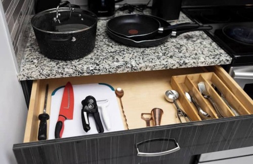 Southwest Edmonton Apartment | Cozy PondVue*2 BR*1Bath*1KingBED+1 Queen*Airport Nearby*Family Friendly