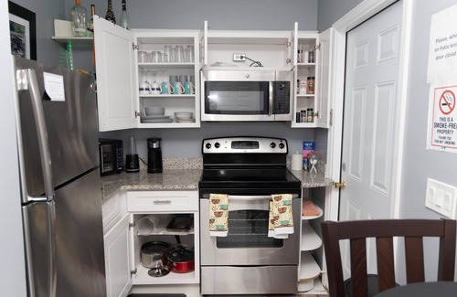 Fairvilla House | Cozy Private Entry Apt w/Full Size Kitchen