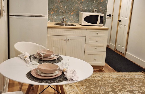 East York Apartment | Cozy private studio, ensuite bath & free parking