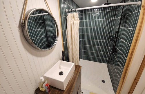 East York Apartment | Cozy private studio, ensuite bath & free parking