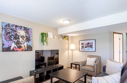 Airdrie House | Cozy Private Suite w/Waterfront Views Sleeps 4